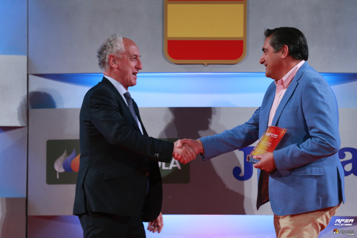 Paco Borao receives the RFEA prize for the best marathon and half-marathon in Spain