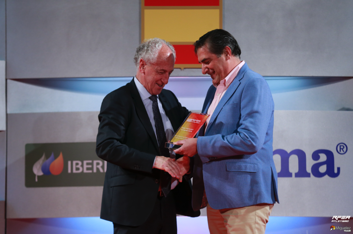 Paco Borao receives the prizes for Spain’s best marathon and half-marathon.